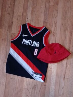 Nike Black & Red Portland Kids Basketball Jersey Lillard 0 & Jordan Bucket Hat